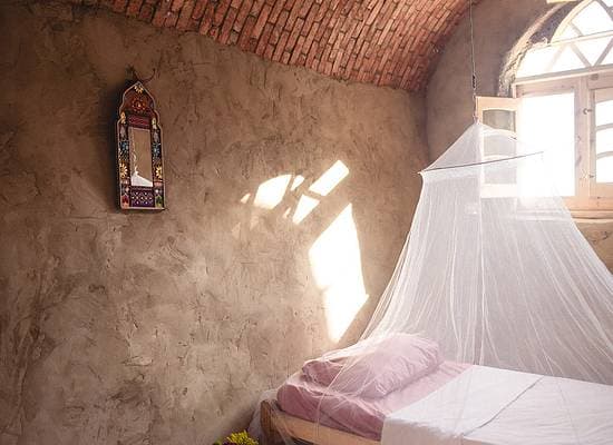 Private room with shared bathroom in the Hathor house 